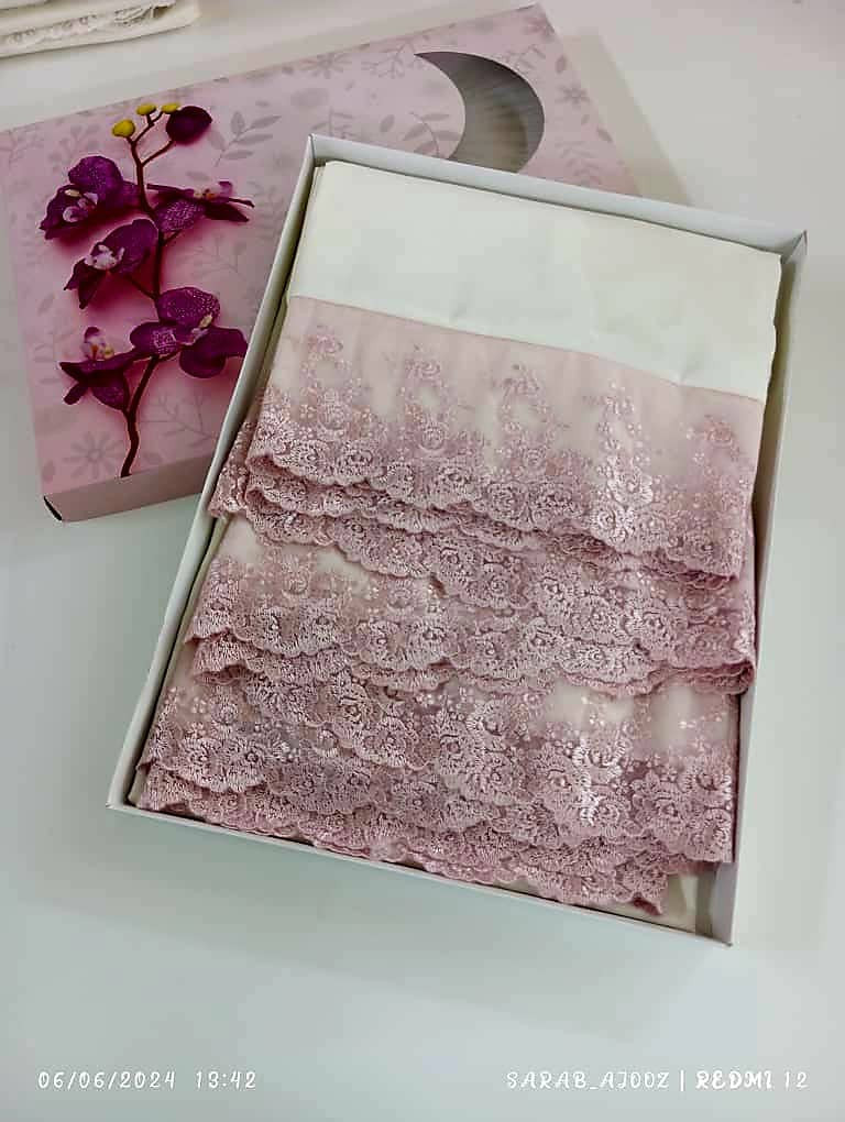 prayer set embroidered with roses - Hover