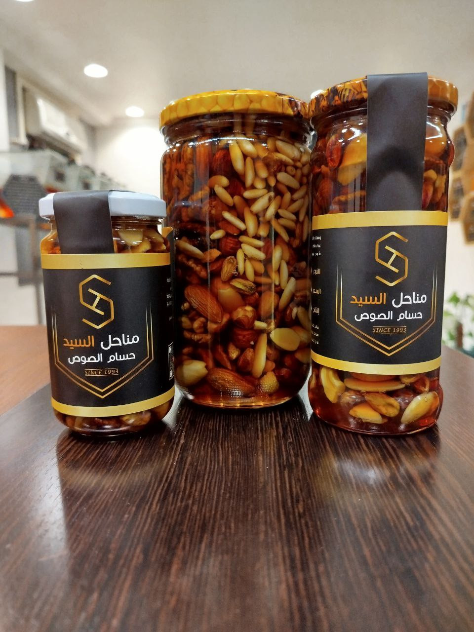 Honey with nuts - Hover