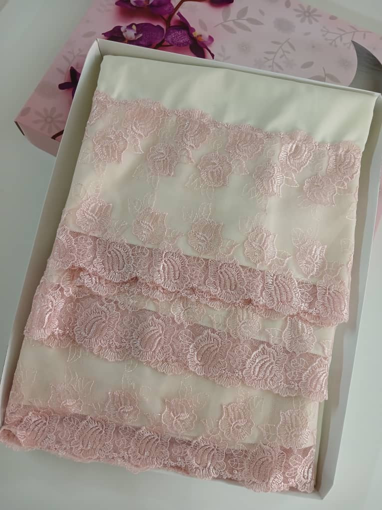 prayer set embroidered with pink flowers &lace - Hover